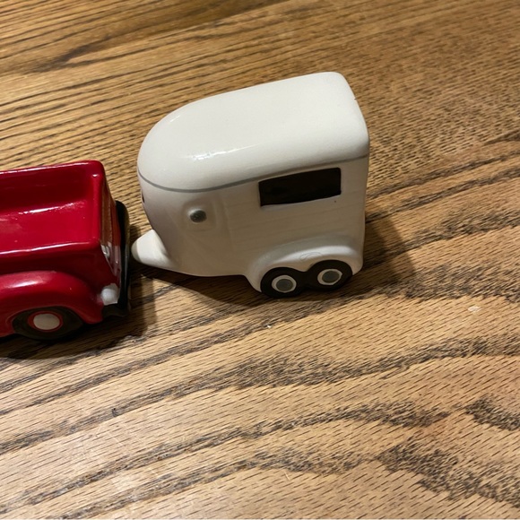 Large Truck and Horse Trailer Salt and Pepper Shakers - Picture 4 of 7